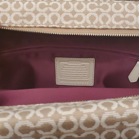 Coach - Picture 6 of 7